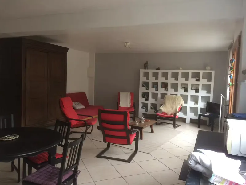 Les fauteuils rouges du salon